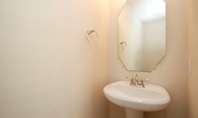 Building Photo - 14 BowerBank Ct