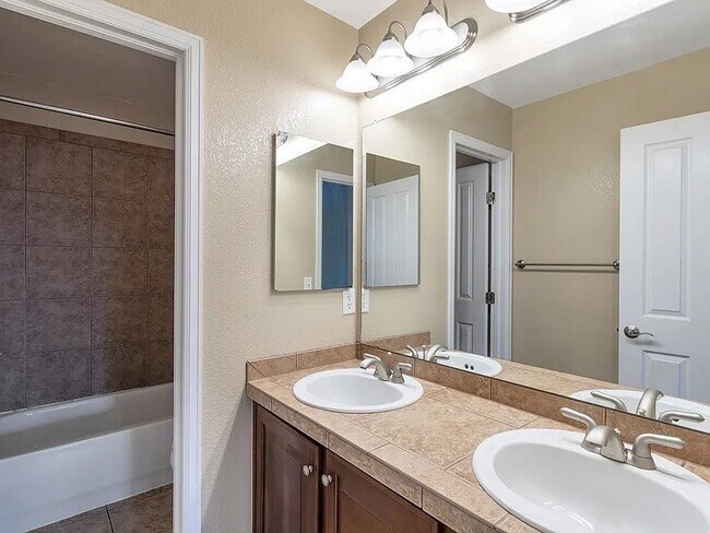 Building Photo - 5255 Clovervale Cir