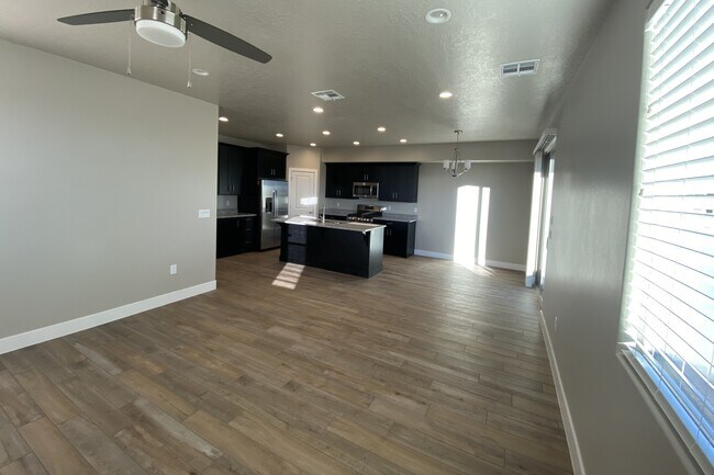 Building Photo - 463 N 480 W