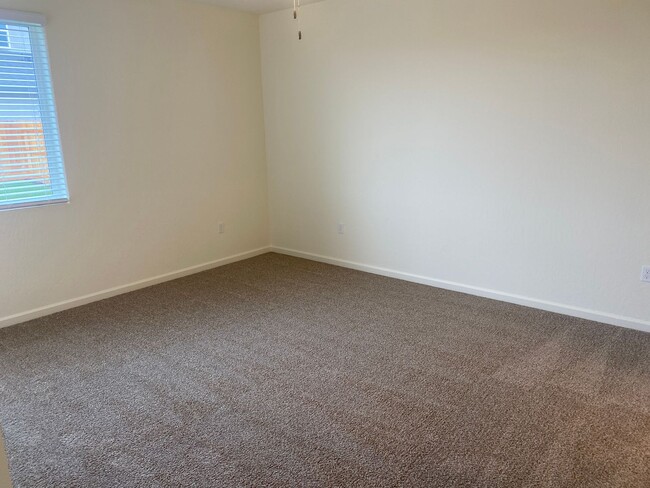 Building Photo - Newer 3 Bedroom 2 Bathroom Home in Tulare!