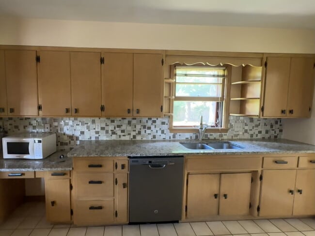 Building Photo - 3BR/1BA in Roseville Featuring A Sprawling Fenced Yard & An Attached Garage