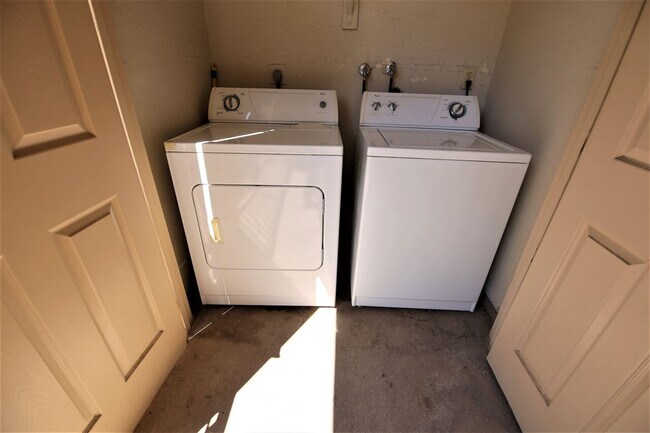 Building Photo - BELLA VITA CONDO - GUARD GATED - LOWER UNIT