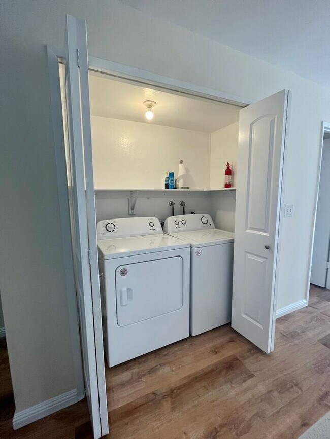 Building Photo - Sweet Remodeled 2 bedroom 1.5 Bath Stand-A...