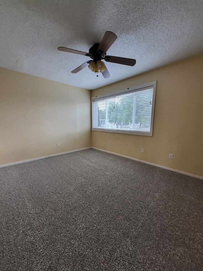 Building Photo - (2) Bed+Study/(2.5) Bath Townhome w/ Pool Access! Available NOW!