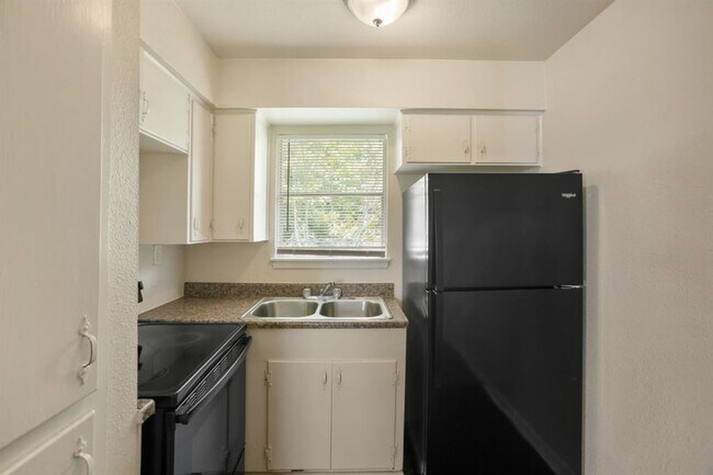 Building Photo - 5415 3 Rd St