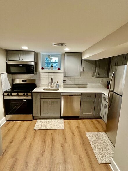 Modern kitchen and new appliances - 1516 Hamilton St NW