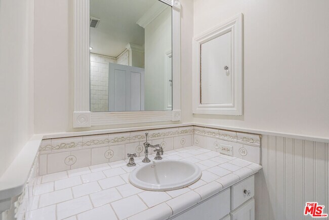 Building Photo - 548 Alma Real Dr