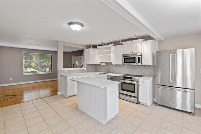 Building Photo - 3 Bed 2 Bath Home with HUGE Yard Available...