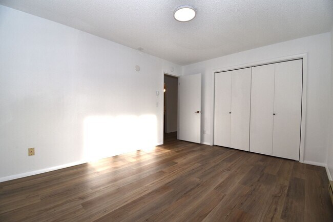 Building Photo - Great centrally located 2nd floor, 2 Bedroom 1 Bathroom apartment!