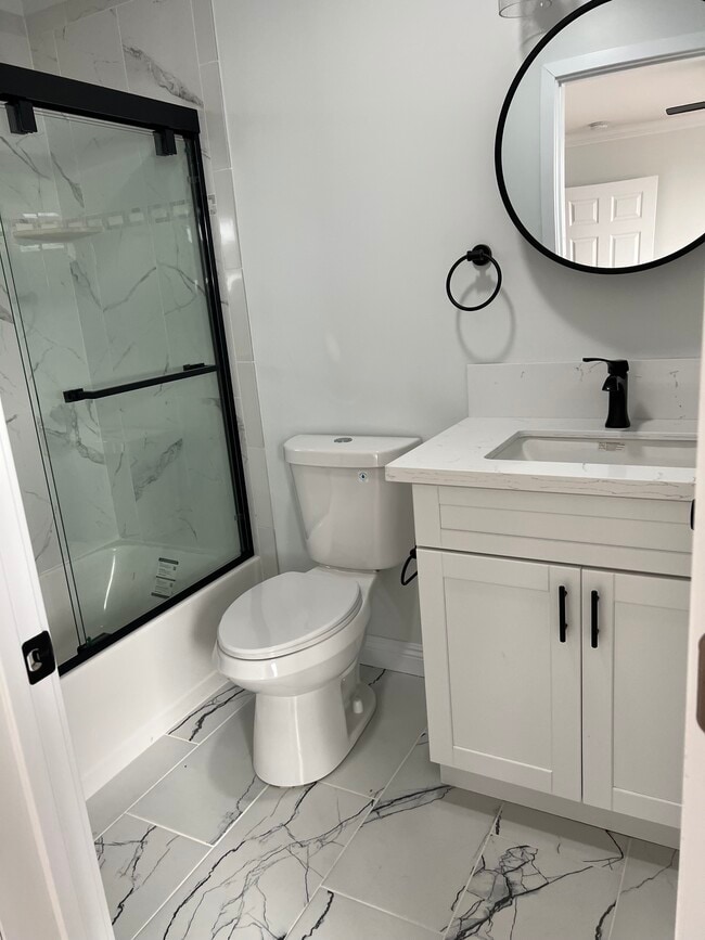 Building Photo - 951 N Oxford Ave