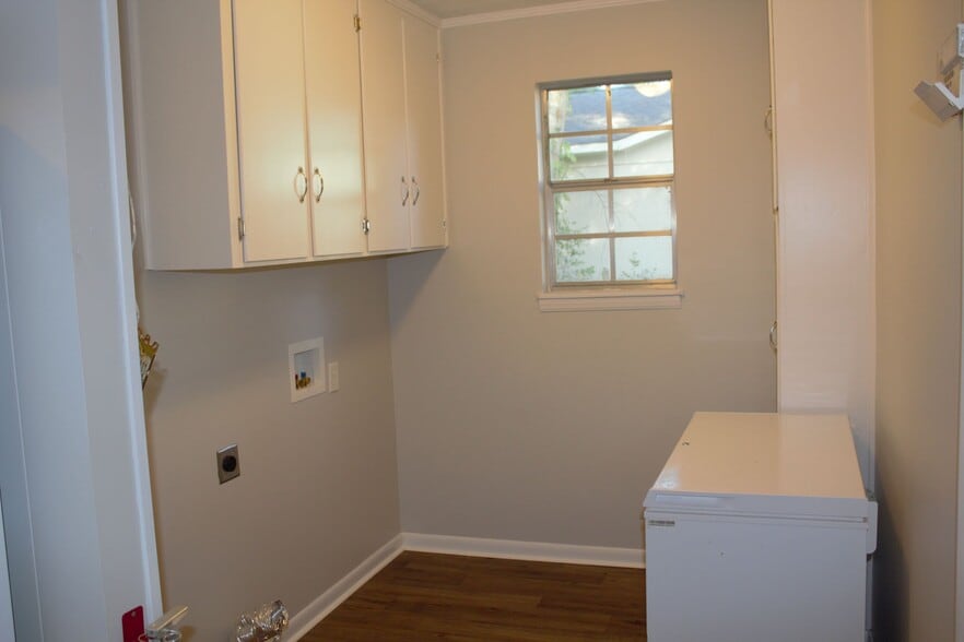 Laundry hookups - 2504 Choctaw St