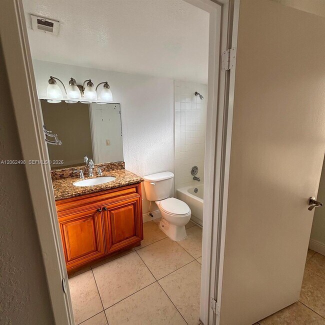 Building Photo - 1502 Lake Crystal Dr