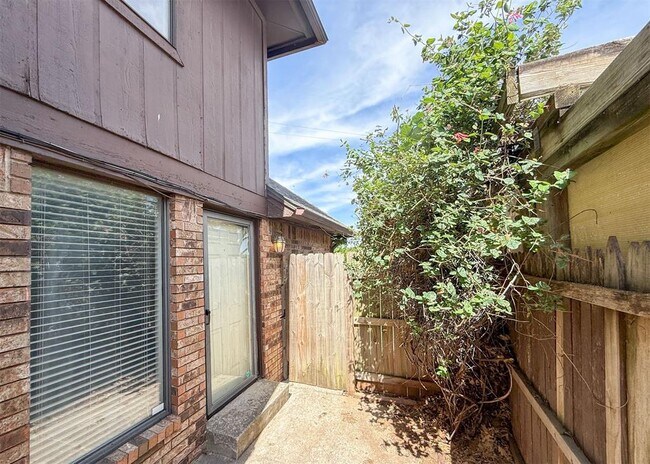 Building Photo - 7019 N Spinnaker Ln