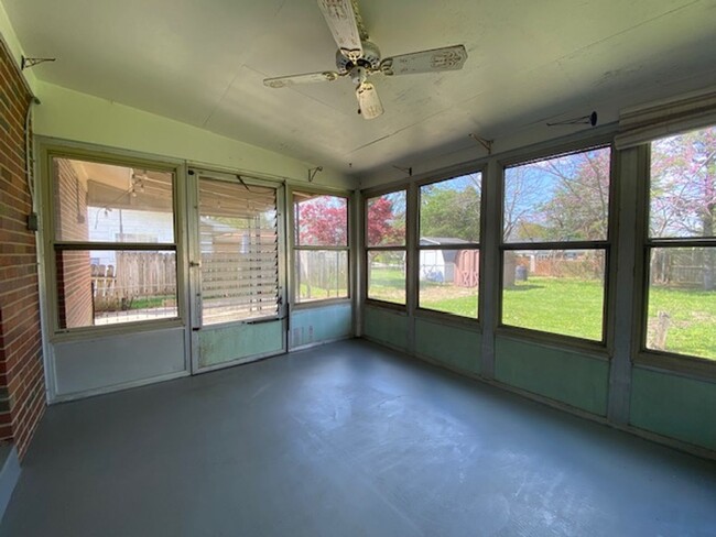 Building Photo - 3 Bedroom 1 Bathroom Available in Springfi...