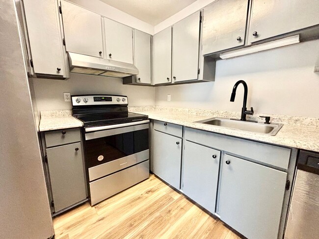 Building Photo - Cozy Updated End Unit Home In Virginia Beach