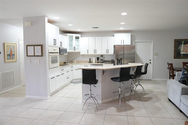 Building Photo - 821 SW 13th Ct