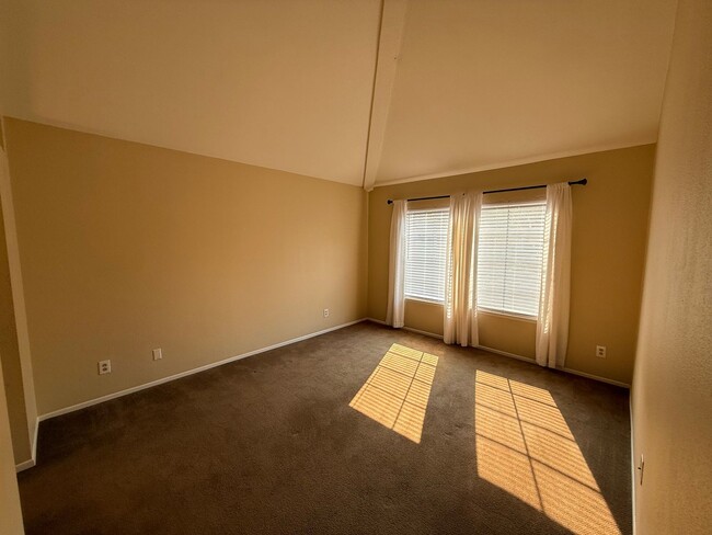 Building Photo - 2 Bed, 2 Bath Townhome in Belsera with att...