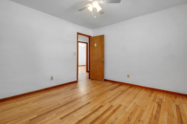 Building Photo - 123 Columbia Dr