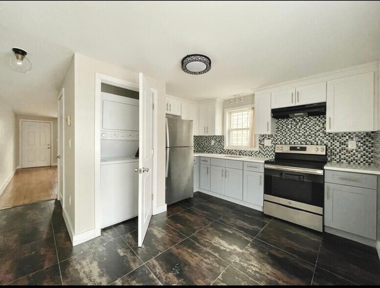 Building Photo - 363 Halladay St