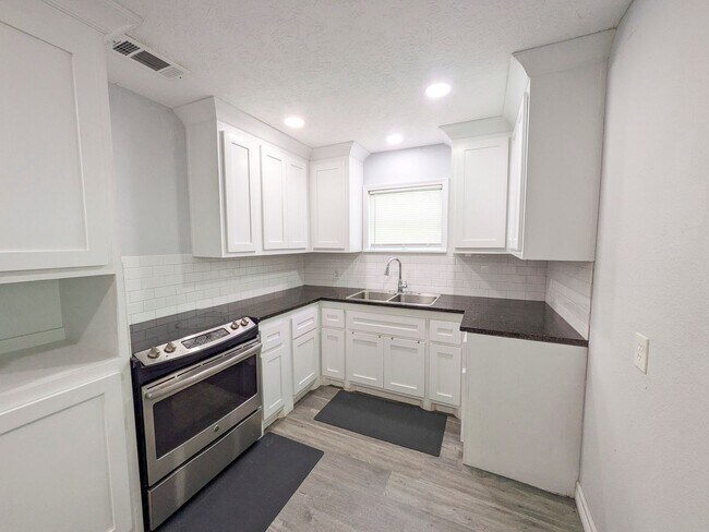 Building Photo - 5150 Parkview Dr