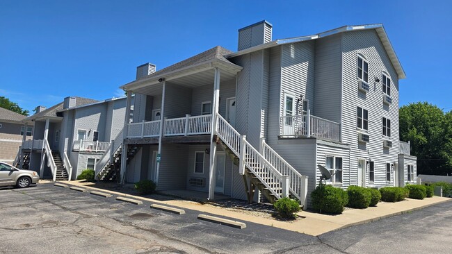 Building Photo - 3 Bedroom 2 Bath Ground Level Apartment
