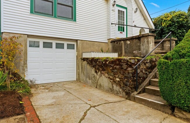 Building Photo - Discover Comfort & Charm in a Prime Location: 2BD/1B Single-Family Home!