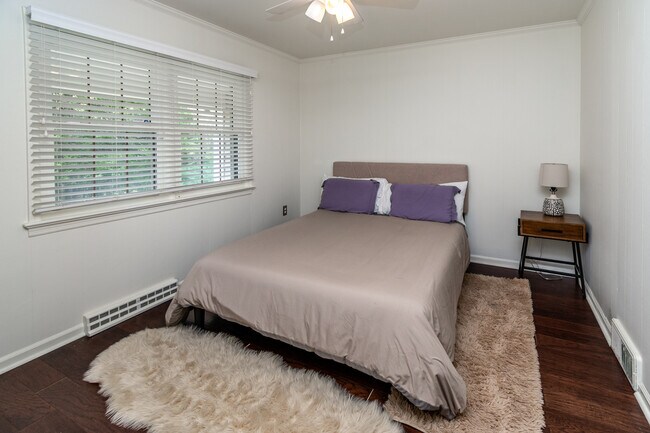 Building Photo - 230 Jacobs Creek Rd