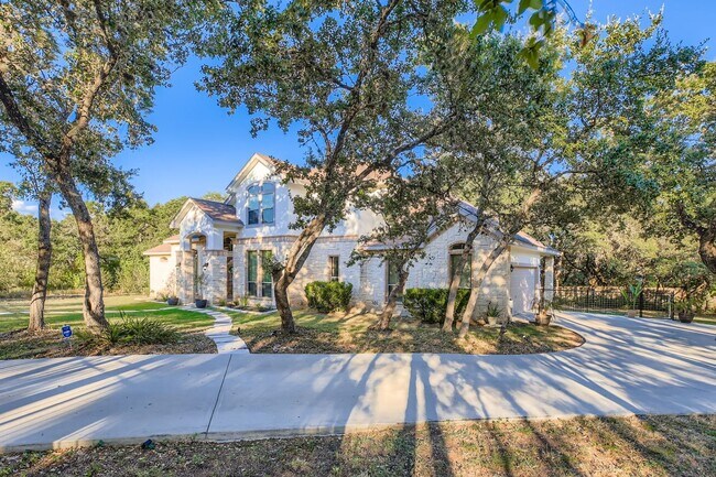 Building Photo - Large 4 bedroom home on 1 acre with lawn c...
