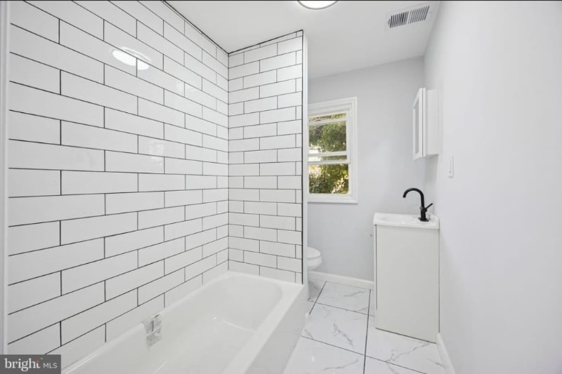 Building Photo - 566 Rutherford Ave