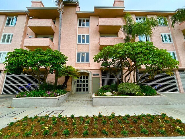 Building Photo - Located in Century City Adjacent to Beverly Hills!