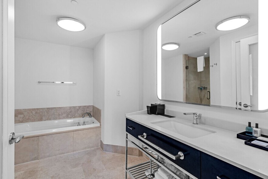 Building Photo - 4401 Collins Ave
