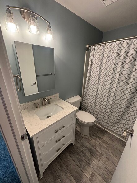 Building Photo - 895 N Cedar Rd