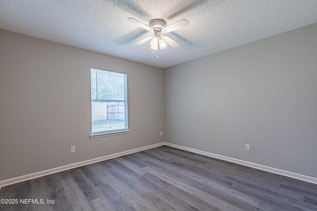 Building Photo - 1836 Manitoba Ct N