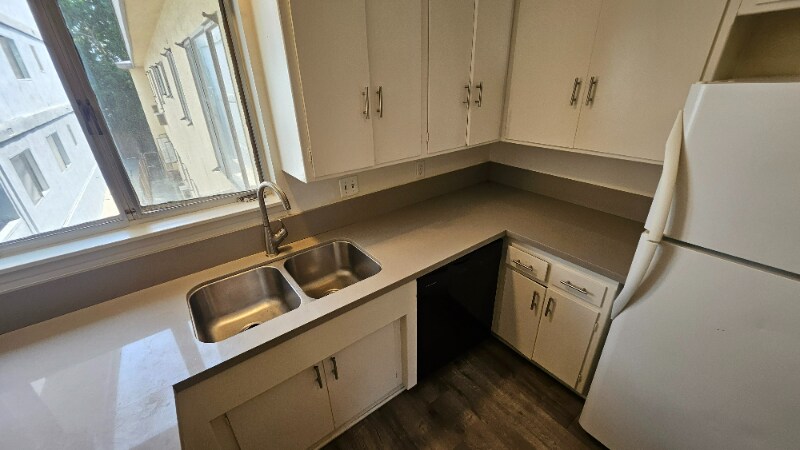 Building Photo - 638 N W Knoll Dr