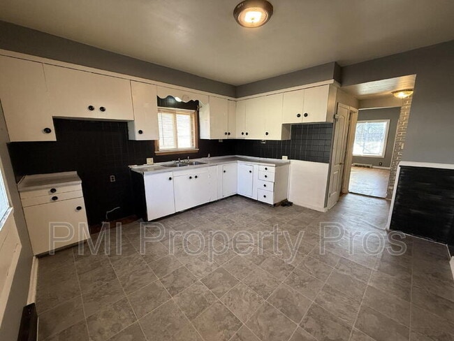 Building Photo - 1114 W Keefe Ave