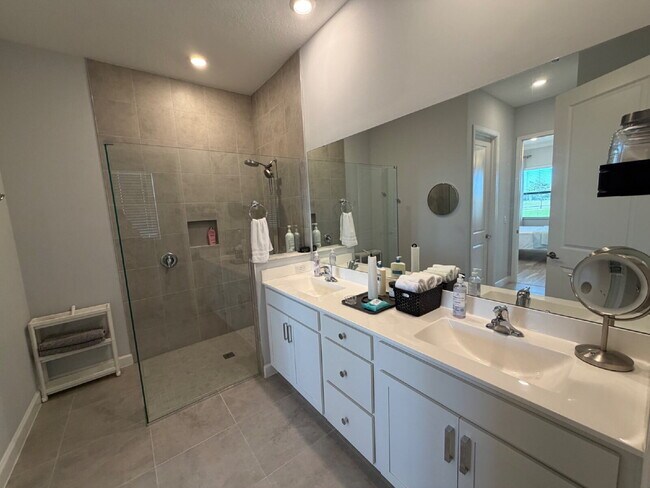 Building Photo - Gated 55+ community with lots of HOA amenities!