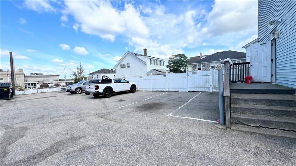 Building Photo - 10 St Mary St