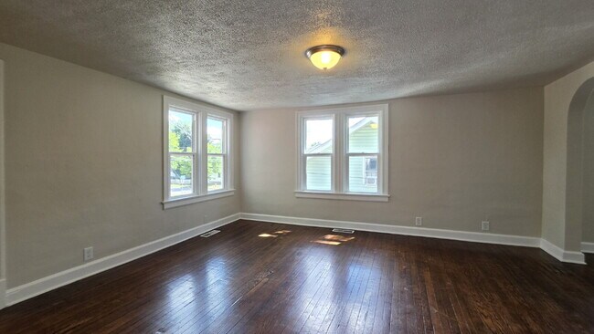 Building Photo - Refurbished 2 Bedroom Upper in Appleton