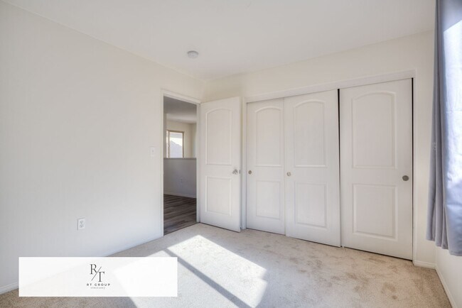 Building Photo - Beautiful 2-story home located in a gated community