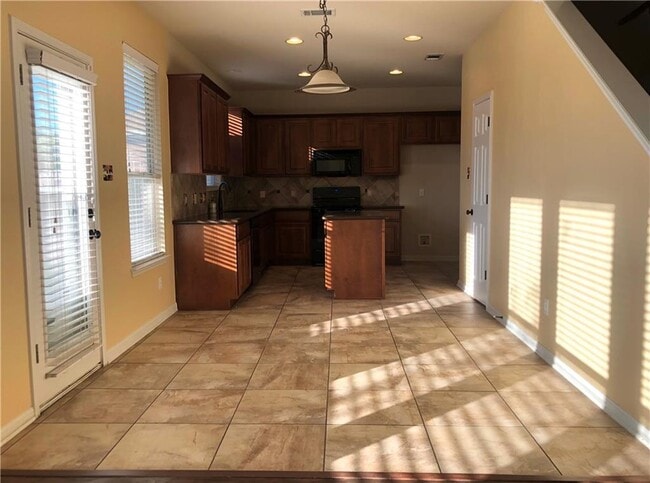 Building Photo - 20625 Farm Pond Ln