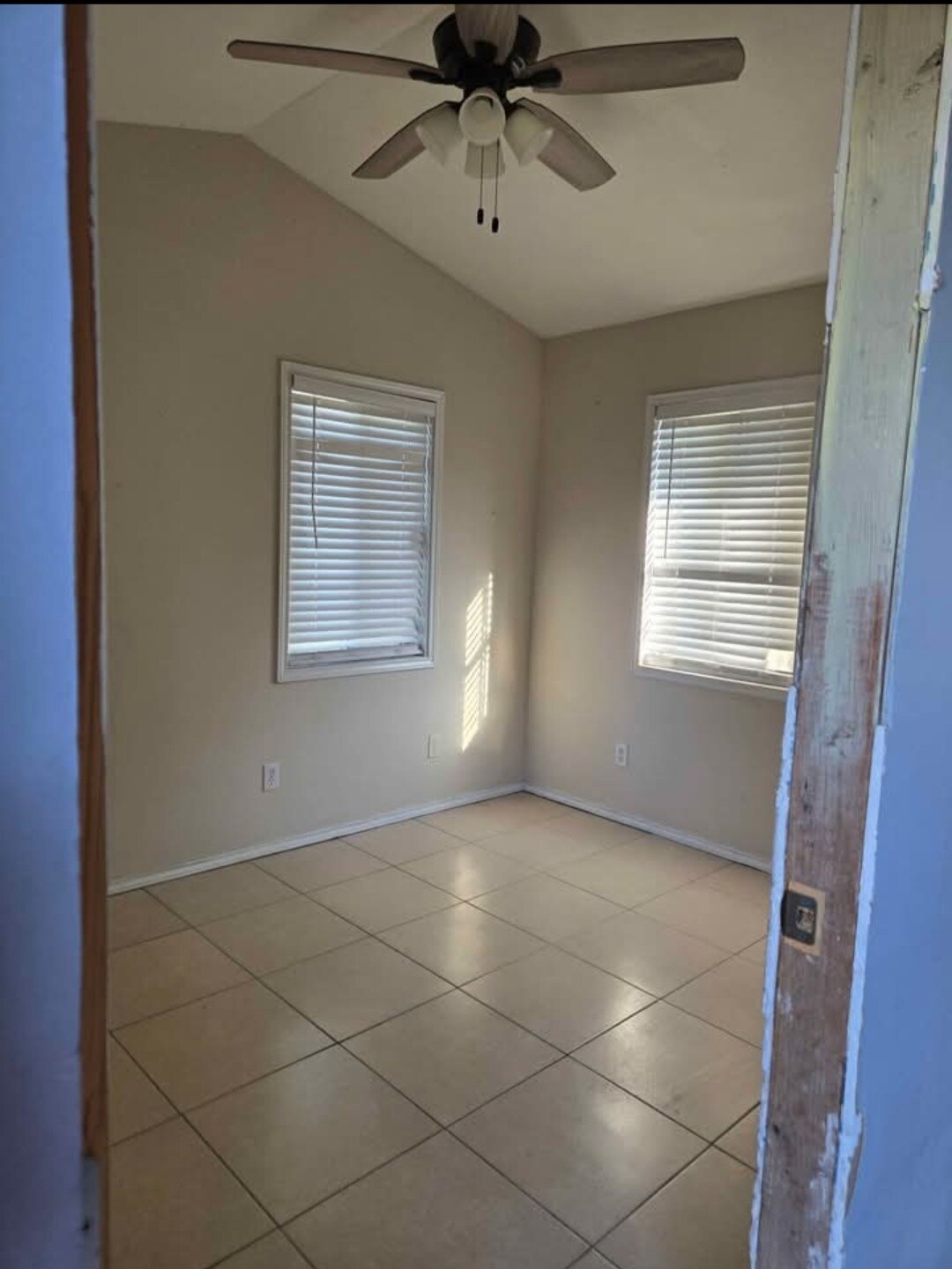 Building Photo - 404 N 29th Ave