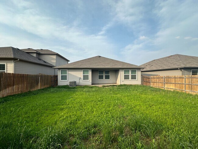 Building Photo - Classic Three Bedroom Two Bath Home in a Great Neighborhood