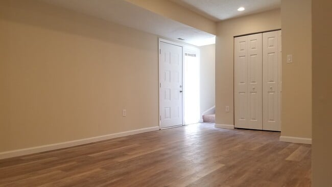 Building Photo - Renovated townhouse in established Frederi...