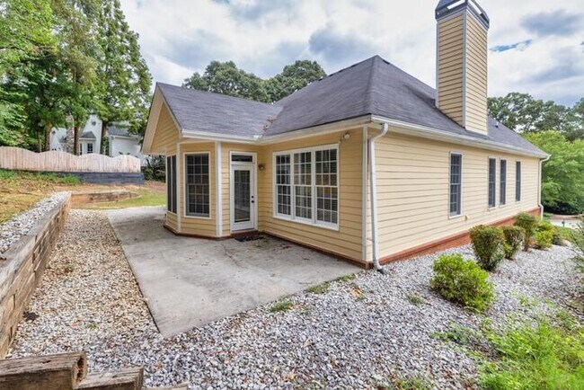 Building Photo - House 4 Beds 2 Baths