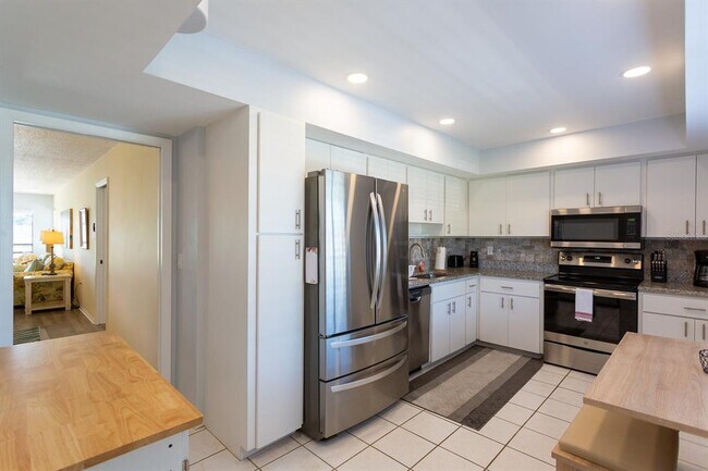Building Photo - 5630 Golf Pointe Dr