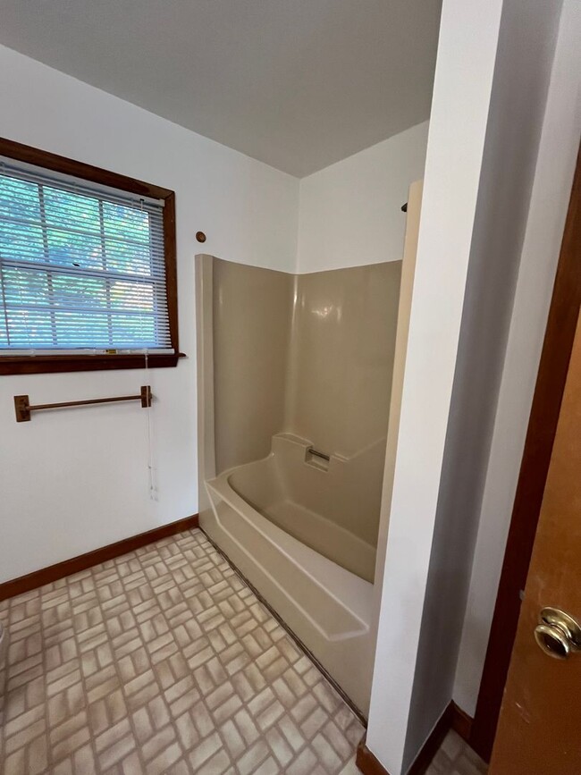 Building Photo - 3 Bedroom/2.5 Bathroom home available in M...