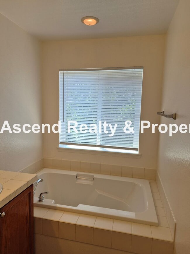 Building Photo - Available NOW! Updated in Arbor Roses 3Bed...