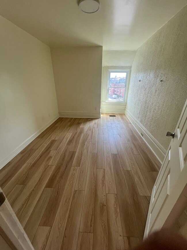 Building Photo - 5 bedrooms 2 bathrooms