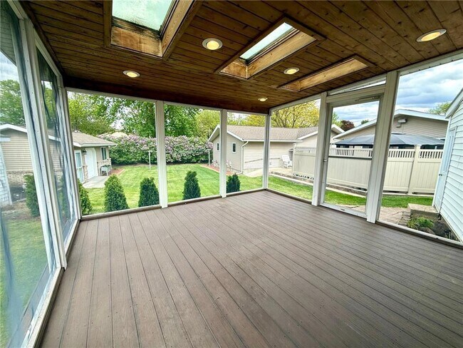 Building Photo - 225 Sunrise Blvd