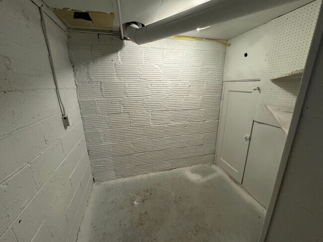 Building Photo - 5 Bedroom Rental in Moline